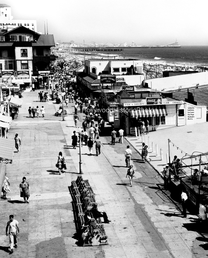Santa Monica Boardwalk 1946.jpg